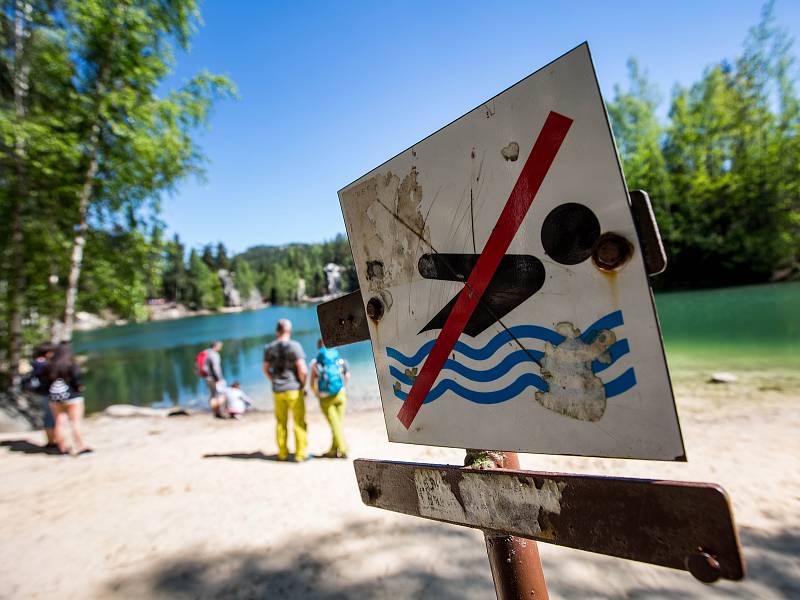 Skalní město Adršpach je o víkendech a prázdninách po velkým náporem tisíce turistů. Mnohdy zde kolabuje doprava.