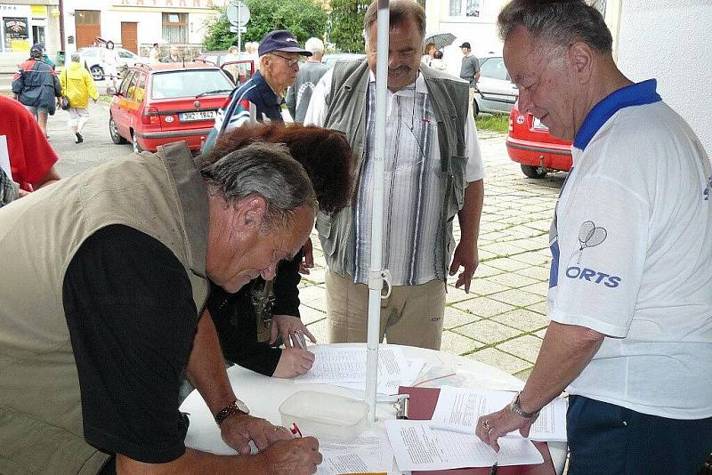 Podpisová akce za vznik sdružení, které má podpořit stavbu obchvatu Náchoda.