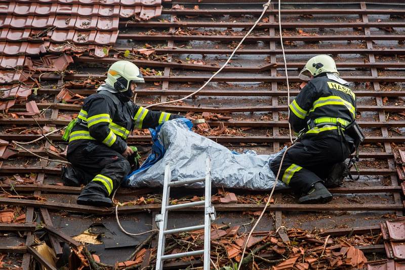 V obci Vršovka nedaleko Nového Města nad Metují spadl vzrostlý strom na dům, poškodil i zaparkovaný automobil.