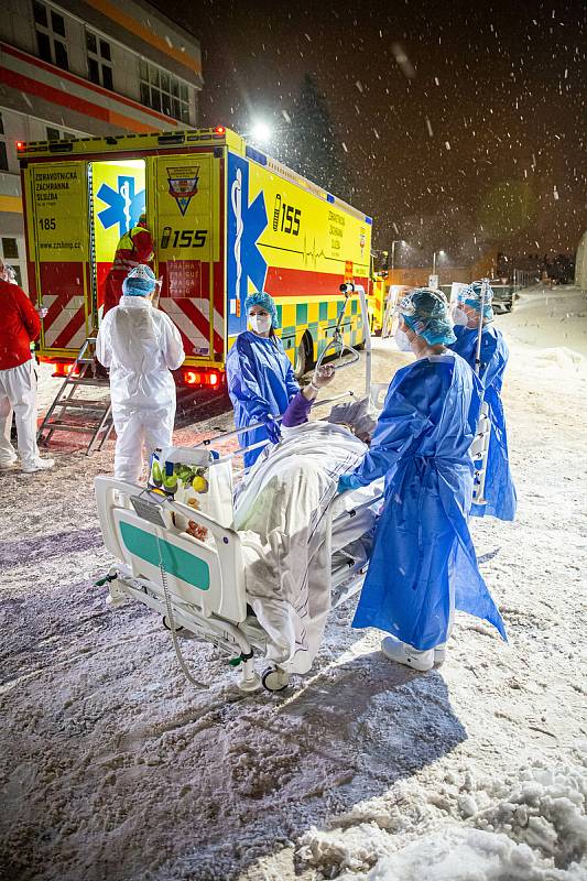 V úterý 9. února Záchranná služba se svým vozem Fenix převezla z Náchodské nemocnice část pacientů s COVID-19 do jiných nemocnic v republice.