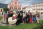 Garden party má bohatou historii. Před 29 lety ji odstartoval návrat účastníků do roku 1931. V dalších letech došli postupně až do doby, kdy se pomalu blížila válka. Do období bojů se nikomu nechtělo, tak se vrátili do roku 1918 a pokračují kupředu.