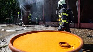 FOTO: Hasiči ochlazovali halu a hasili hořící přístřešek - Náchodský deník