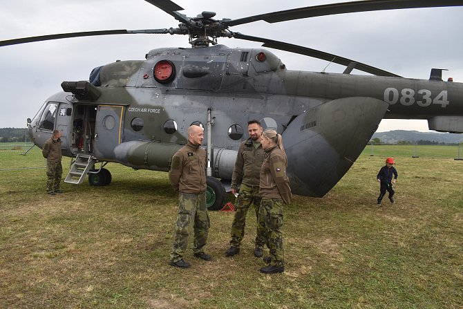 Stovky návštěvníků si ve čtvrtek při prezentaci armádní techniky „Modré nebe nad Náchodem" mohly zblízka prohlédnout přepravní vrtulník Mi-17, bojový vrtulník Mi-24 a výcvikový vrtulník EN-480.
