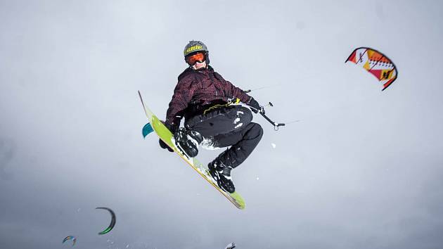 Mezi Rokytnicí a Říčkami v Orlických horách brázdí větrné pláně takzvaní snowkiteři s drakem, který táhne lyžaře či snowboardistu. 