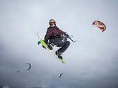 Mezi Rokytnicí a Říčkami v Orlických horách brázdí větrné pláně takzvaní snowkiteři s drakem, který táhne lyžaře či snowboardistu. 