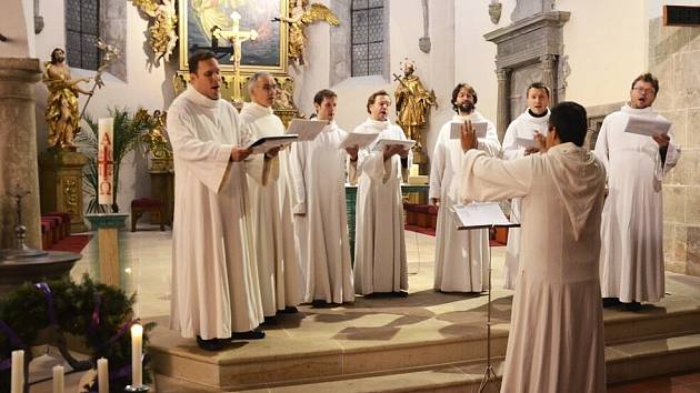 Schola Gregoriana Pragensis v náchodském kostele sv. Vavřince.