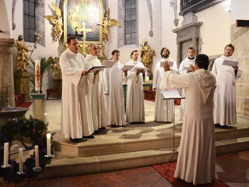 Schola Gregoriana Pragensis v náchodském kostele sv. Vavřince.