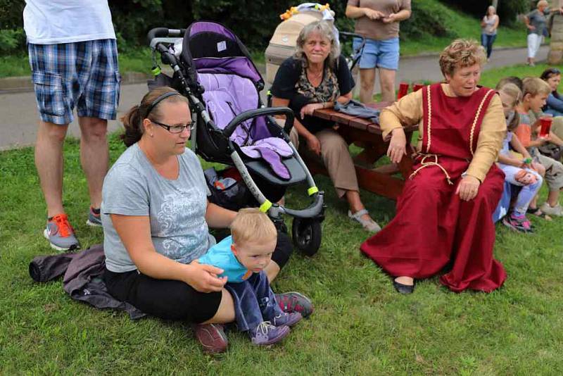 Historický spolek Antares a tanečnice potěšily svým vystoupením