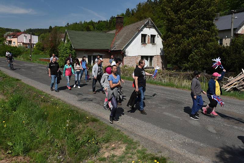 Dříve povinnost, dnes recese. Aneb bražečtí vytáhli mávátka a proletářská hesla