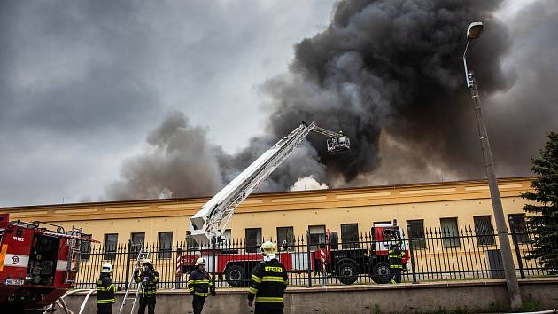 Rozsáhlý požár haly ve firmě Hauk v Polici nad Metují - květen 2020