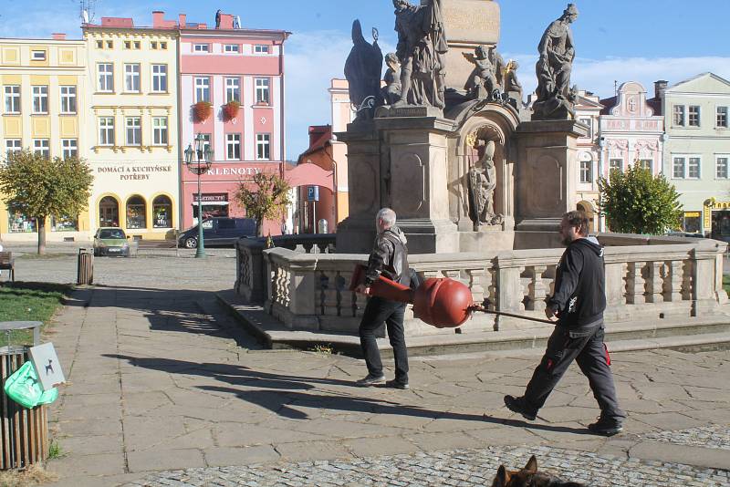 Silný vítr dnes před polednem připravil o makovici věž Staré radnice na broumovském náměstí.