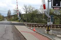 Řidič poškodil železniční závoru v Kladské ulici v Náchodě. Policie hledá svědky.