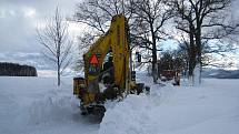 Téměř přesně před deseti lety sníh zasypal silnici vedoucí z Broumova na Božanov. Tolik sněhu, kolik ho tehdy napadlo během hodiny, nenapadlo za celou letošní zimu.