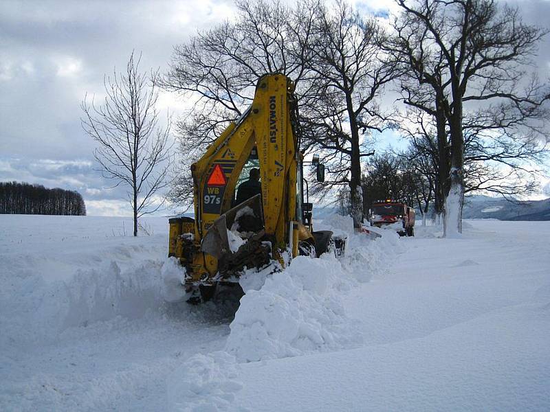 Téměř přesně před deseti lety sníh zasypal silnici vedoucí z Broumova na Božanov. Tolik sněhu, kolik ho tehdy napadlo během hodiny, nenapadlo za celou letošní zimu.