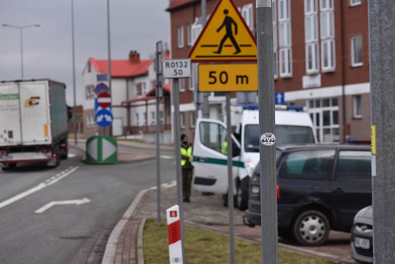 Přechod v Náchodě-Bělovsi hlídala polská hraniční stráž a policie.