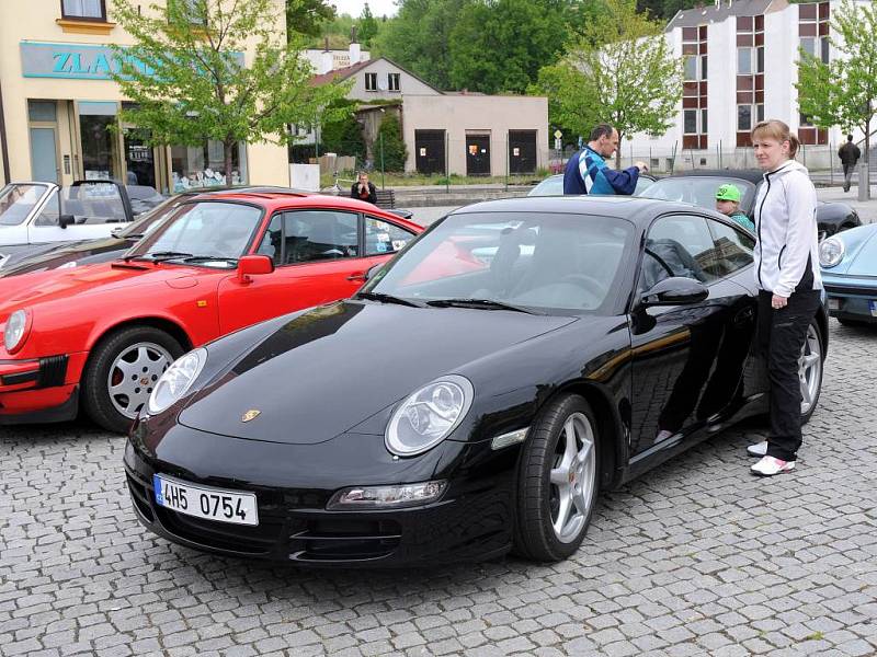 TŘI DESÍTKY automobilů Porsche brázdily o víkendu náchodským regionem. Zastavily se i na hronovském náměstí.