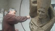 Sochař Petr Novák z Jaroměře tvoří sochu bývalého papeže Jana Pavla II.