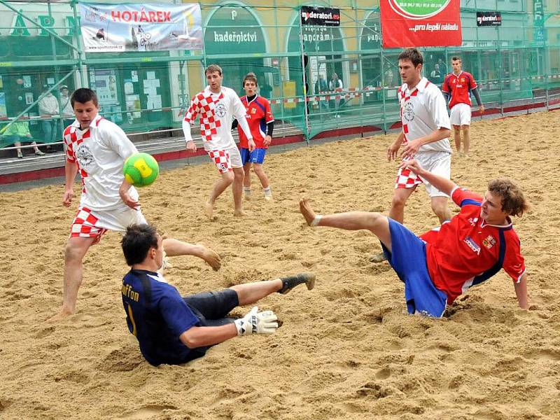 První ročník turnaje v plážovém fotbale Bezedos Cup – O putovní pohár města Náchoda, přinesl hodně zajímavých akcí, netradičních branek, ale především nevšední podívanou, a to přímo v srdci Náchoda na náměstí T. G. Masaryka.