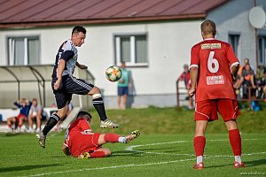 Fotbalisté Police nad Metují (v černobílém) si výhrou upevnili vedení v elitní krajské soutěži.