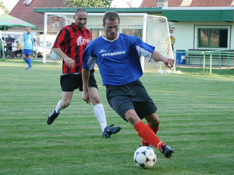 Fotbalisté Provodova (v pruhovaném) se v další herní přípravě rozešli s Úpicí smírně 1:1.    