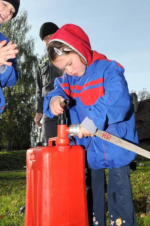 Třináctý ročník oblíbené soutěže mladých hasičů si nenechalo uniknout sedmadvacet pětičlenných hlídek z celého regionu. 