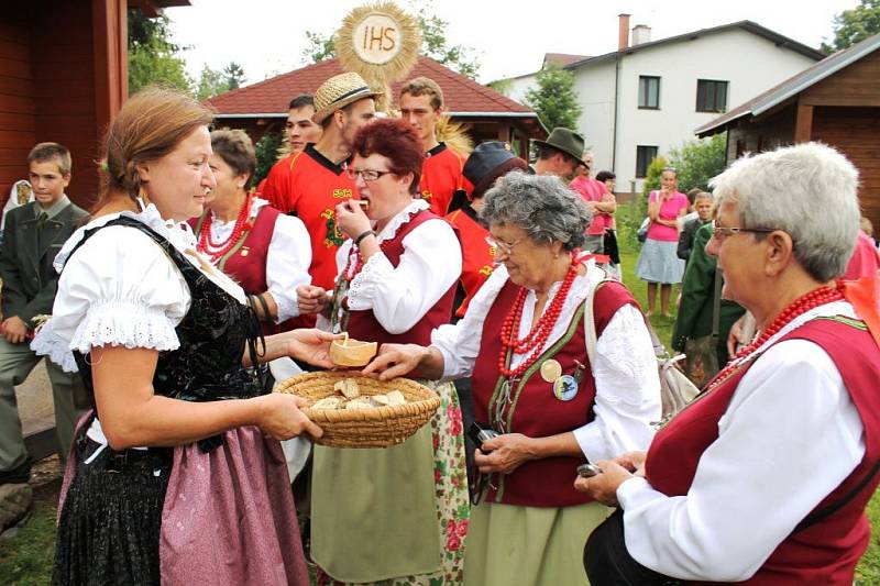 STAROSTKA nakrájela domácí chléb, ochutnali všichni.     