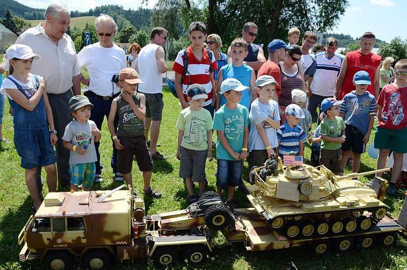 Mezinárodní sraz šlapacích moskvičů a dalších šlapacích autíček.