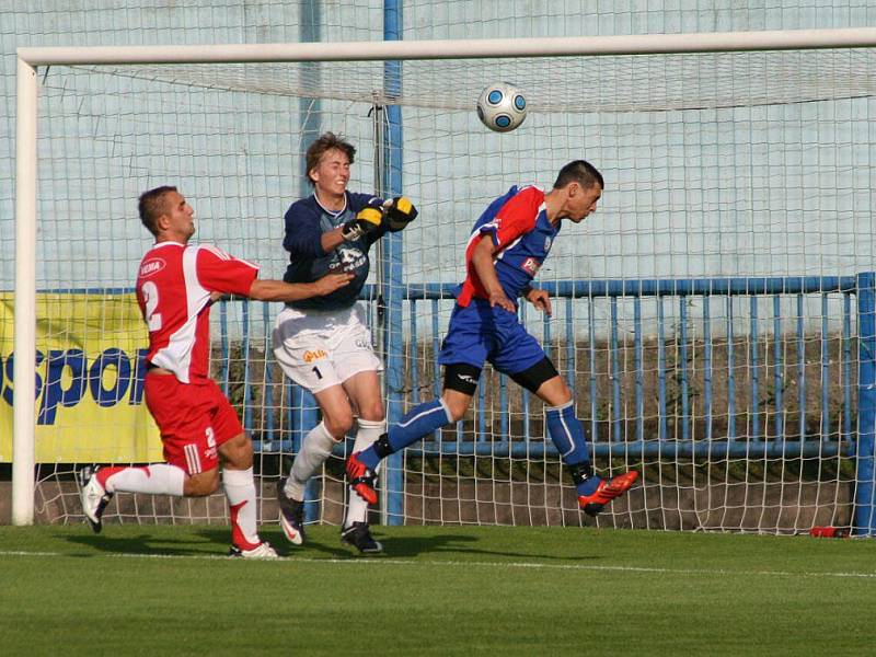 Fotbalisté Náchoda (v modrém) se s krajským přeborem rozloučili porážkou 1:6 s Týništěm.