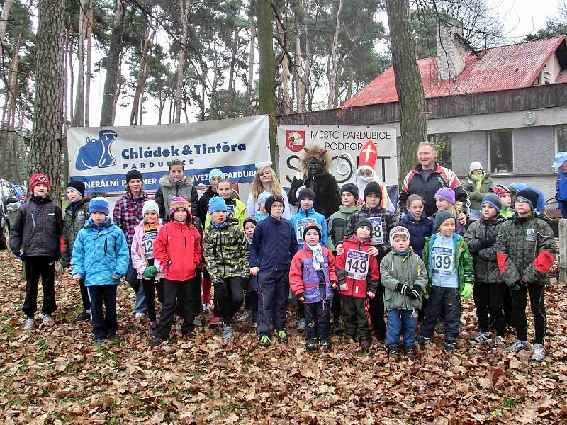 TRADIČNÍ Mikulášský běh se svěřencům trenéra Jiřího Vondřejce povedl.