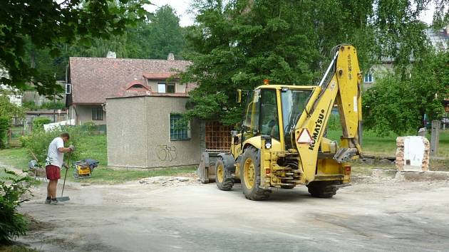 Minerálky "Prdlavky" bude možné se napít z nového prameníku. Dokresluje to třeba nedávná hromada suti z toho starého. Ilustrační foto.