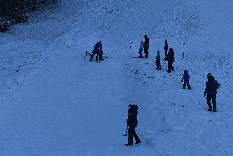 Borský klub lyžařů Machov je posledním místem v Královéhradeckém kraji, kde mají skokanské můstky.