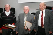 Největšího aplausu zaplněného sálu se dostalo trojici žijících legend krajského fotbalu ve složení: zleva Zdislav Kerner, Josef Souček starší a Karel Grulich. 