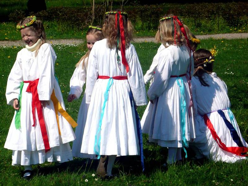 Majáles aneb Máj a les. Pod tímto rčením se v neděli na louce před ratibořickým zámkem vrátili ke slavnosti předků z pohanských dob členové folklorního souboru Barunka z České Skalice a soubor Il Ritornello. 