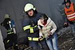 Taktické cvičení hasičů na rozsáhlý požár a vyhledávání osob z trosek hořící budovy.