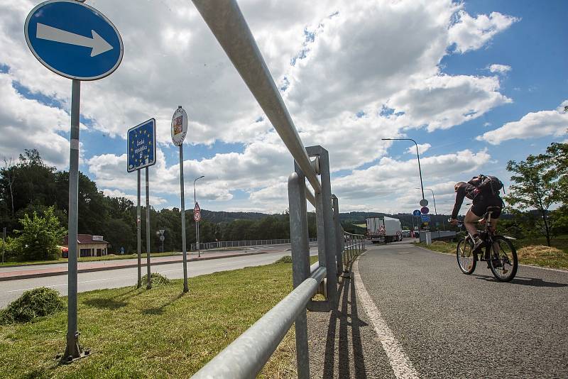 Mezi Českou republikou a Polskem lze opět volně cestovat. Jak kvůli turistice, tak za nákupy - zejména na polskou tržnici nedaleko Náchoda.