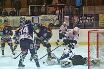 Západní skupina druhé hokejové ligy v sobotu nabídla závěrečné 30. dějství základní části a do Hronova přijeli o body bojovat Mostečtí Lvi.