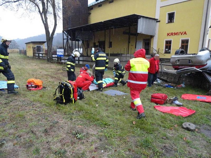 V lokalitě zvané Kozínek havaroval řidič s osobním vozidlem Mitsubishi. Auto skončilo po nehodě mimo vozovku na střeše na betonové podezdívce se zábradlím. 