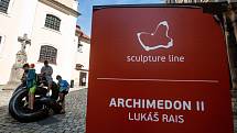 Sculpture line - mezinárodní sochařdký festival na náměstí v Broumově. Levitující postava sochaře Jakuba Flejšara a dílo Archimedon Lukáše Raise.