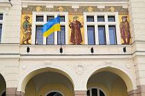 Vyvěšením ukrajinské vlajky i v Náchodě podpořili napadenou zemi.