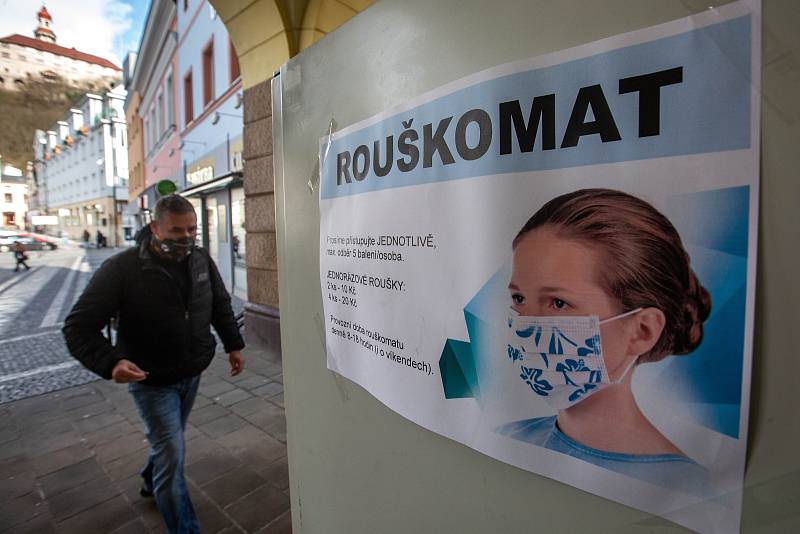 Automat na roušky zprovoznily v Náchodě u městského úřadu. Takzvaný rouškomat  je v permanenci.