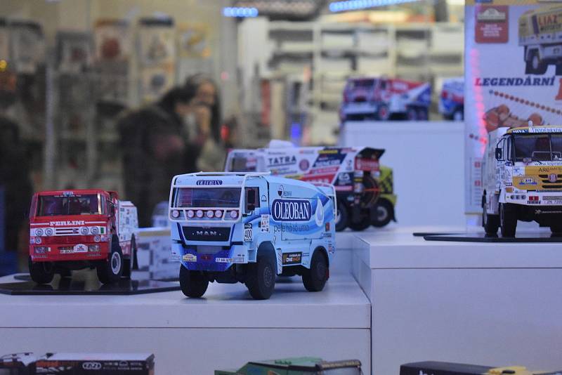 Expozice modelového světa z papíru, kterou zvelebuje její ředitel Pavel Frydrych, je jediná svého druhu a Police nad Metují se tak stala hlavním městem papírových modelů.