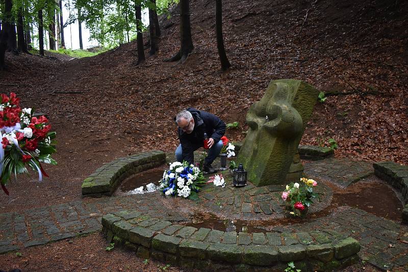 Tragédii na Bukové hoře připomíná památník odhalený a vysvěcený 15. září 2002. Tvoří ho tři samostatné části: stéla na místě zločinu, socha na kraji lesa a pěšina s 23 kameny za oběti, která spojuje obě místa a symbolizuje cestu od tragédie ke smíření.