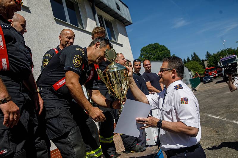 Vyprošťování zraněných osob z havarovaných vozidel je vysoce specifickou činností. Jediní, kdo tyto speciální záchranné činnosti vykonávají, jsou právě hasiči.