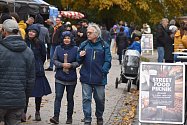 Street food piknik v Jaroměři nabízel kromě desítek dalšéch pokrmů i tepelně upravené červy.