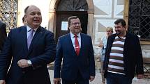 Ministr kultury Antonín Staněk dnes do Náchoda přivezl skvělou zprávu, a to, že financování obnovy zámeckého kopce za 130 milionů korun je součástí návrhu státního rozpočtu na příští rok.