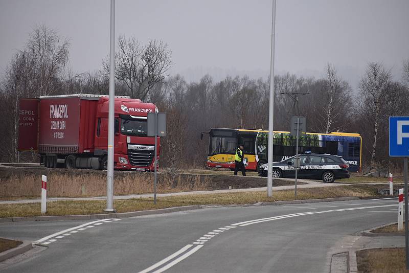 Na hraničním přechodu ve Starostíně byly dokonce tři uniformované složky - policie, hraniční stráž i celníci.