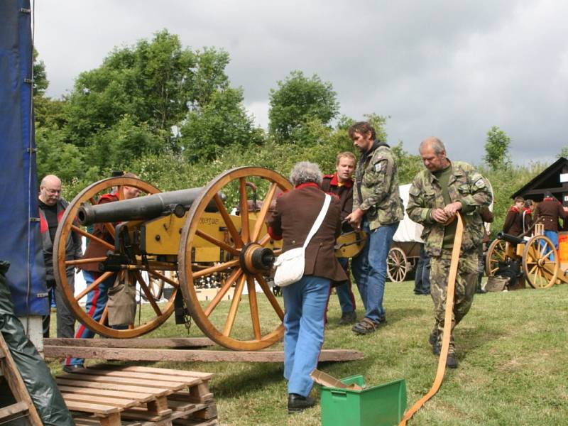  Bitevní ukázku připomínající krvavé události prusko-rakouské války roku 1866, která tehdy silně poznamenala region Náchodska a Hradecka a nesmazatelně se zapsala do zdejších dějin, si v sobotu připomněli ve Vysokově.