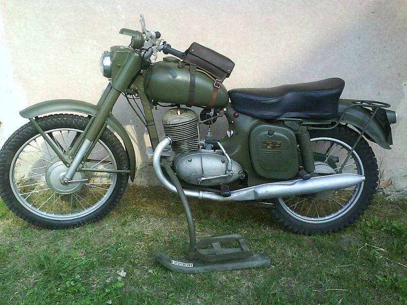 Muzeum motocyklů láká na motorky i na historické panenky a kočárky.