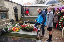 Ani nepříznivé počasí nezmařilo vzpomínku na nejznámější českou spisovatelku Boženu Němcovou, od jejíhož narození 4. února uplynulo 200 let. Vyšehrad byl svědkem pietního aktu, kterého se zúčastnila také početná delegace z města mládí Boženy Němcové.