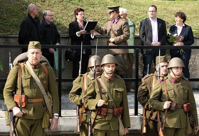 V sobotu 9. září se na Dobrošově vzpomínalo. Na všechny, kteří se na stavbě opevnění před osmdesáti lety podíleli.